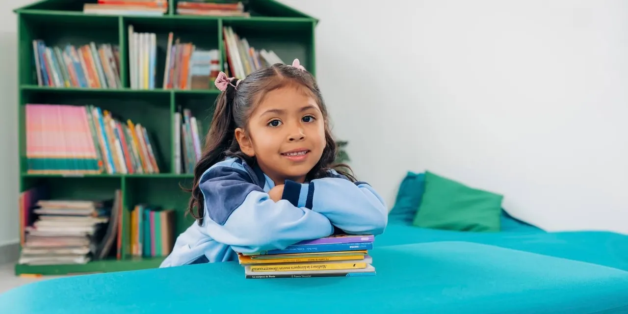 Estudiante con libros en un espacio de lectura